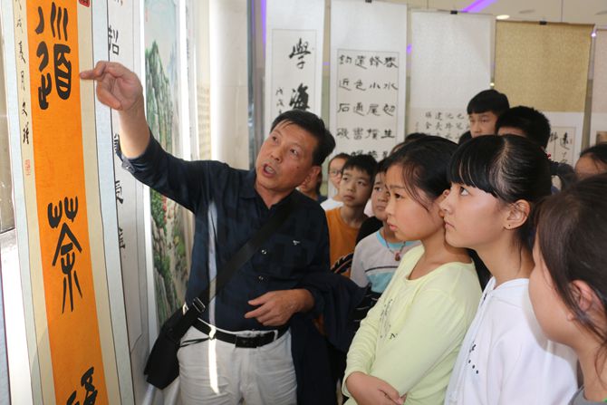 陶兴秋老师讲解书画作品.JPG