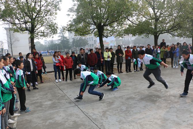 观赏立定跳远等活动.JPG