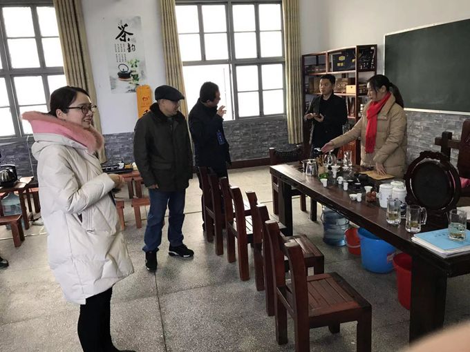 市督察组体验茶艺.jpg