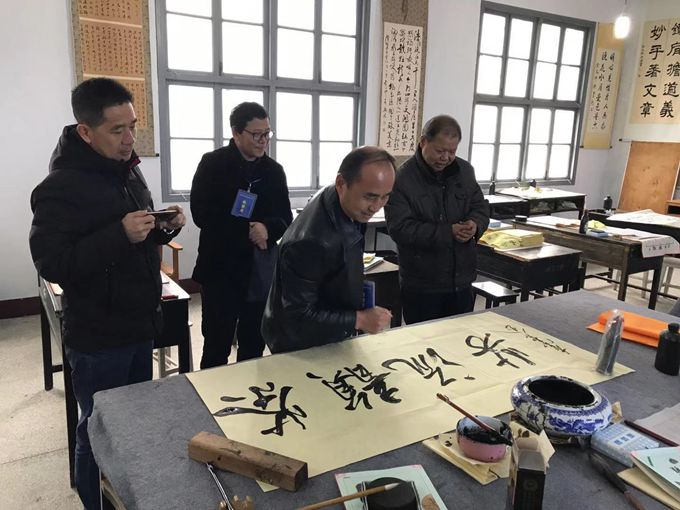 市督导组长熊柏隆挥毫.jpg