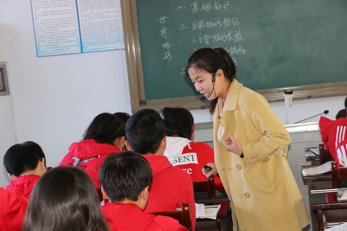 老师在巡视辅导.JPG