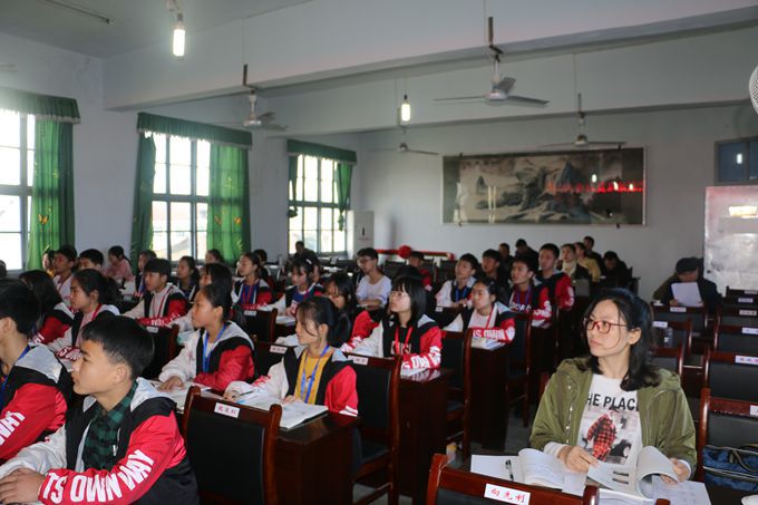 课堂上的学生及评委.JPG