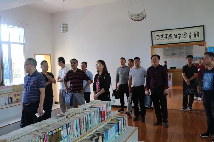 参观开放式图书馆.JPG