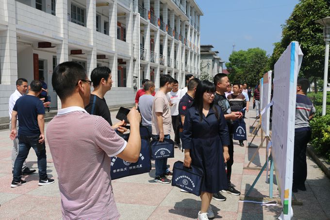 参观校园.JPG