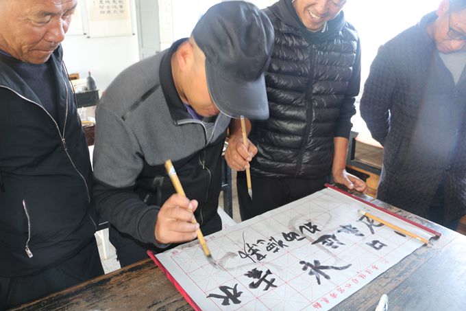 西藏教师在书法室尝试书法.JPG