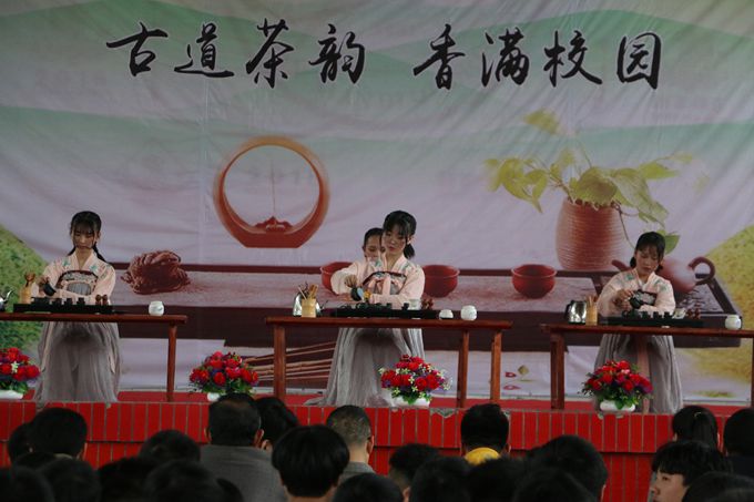 茶艺社员表演茶艺.JPG