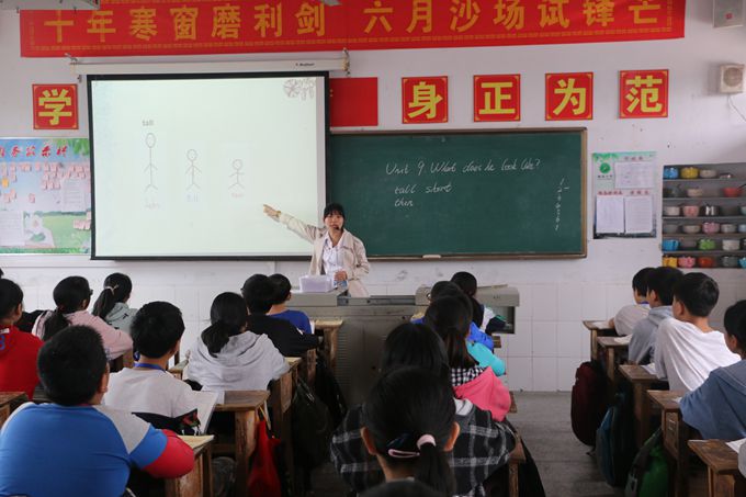 老师上课之一镜.JPG