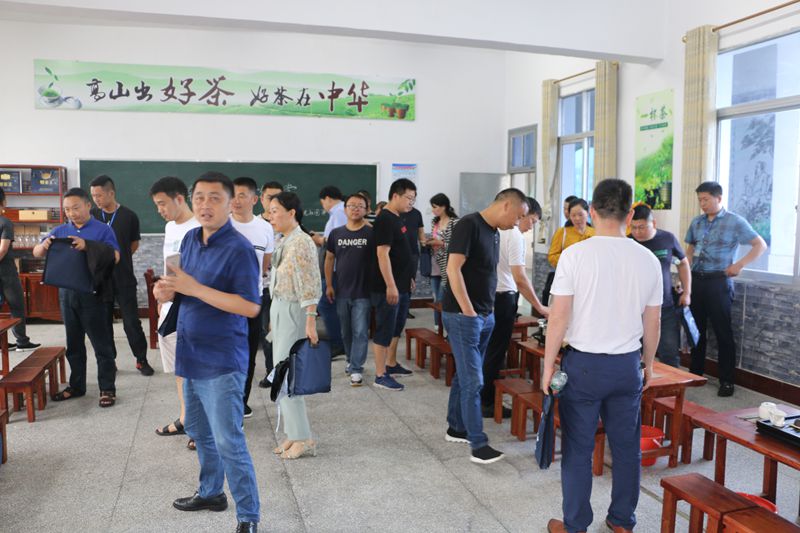 校长们在参观茶艺室.JPG