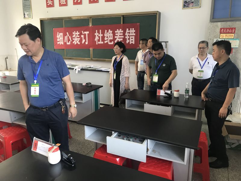 县教育局副局长潘定军一行巡查.JPG