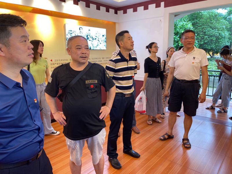 参观基地党建展示馆.JPG