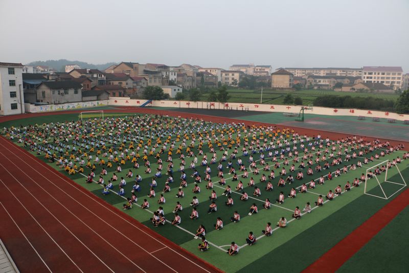 专注聆听的学生.JPG