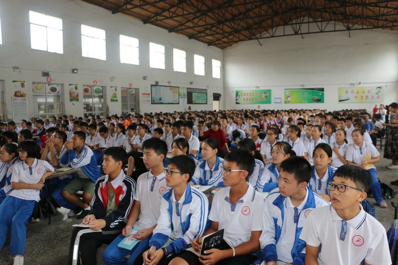 全校学生专注聆听.JPG