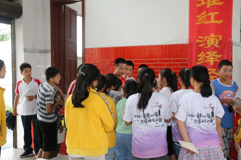 饶龙飞与学生互动交流.JPG