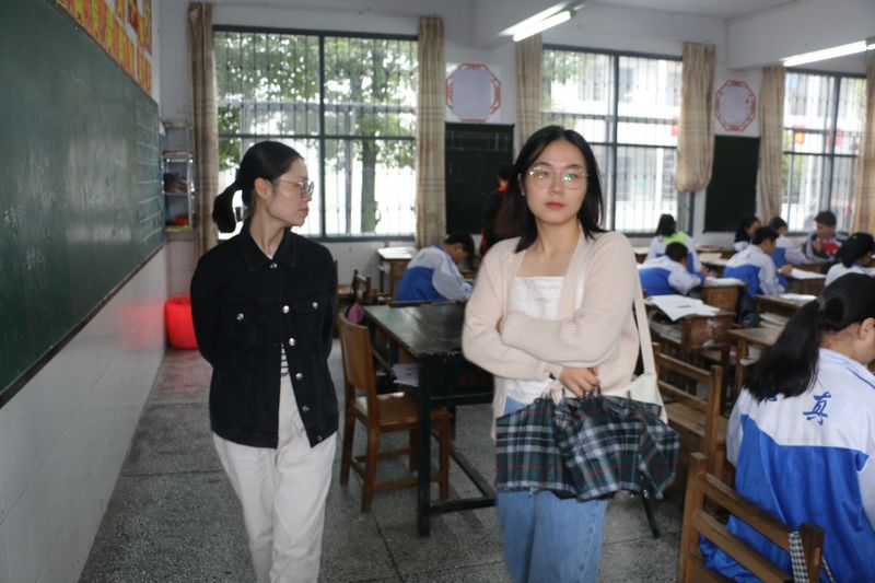 参观教室.JPG