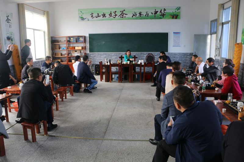 欣赏茶艺表演.JPG