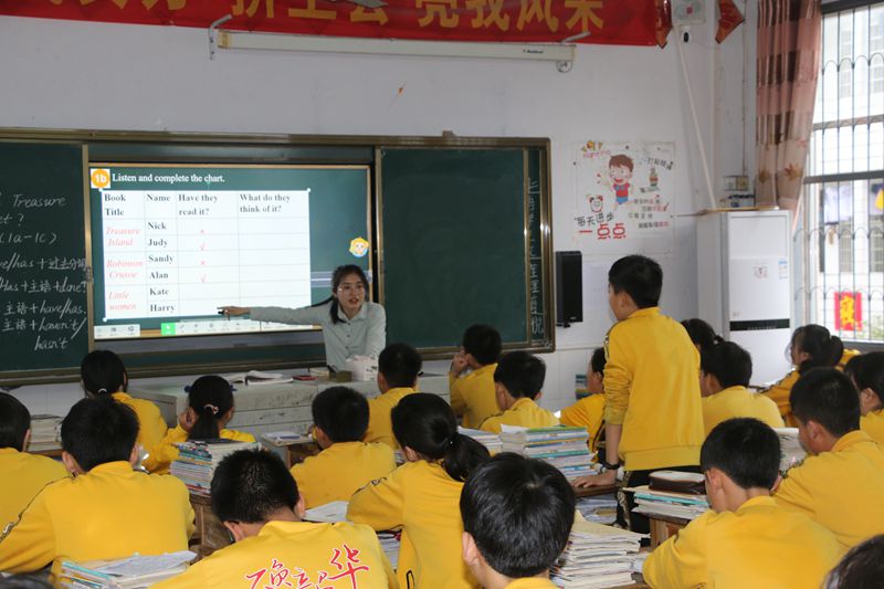 青年教师在上比武课.JPG