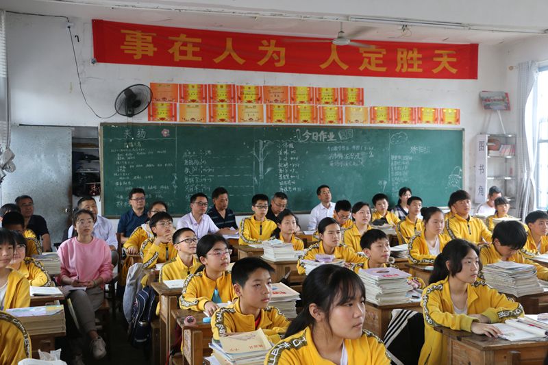 领导及评委老师在听课.JPG