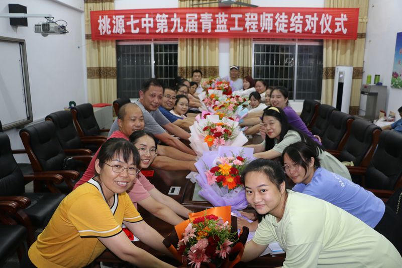 徒弟向师傅献花.JPG