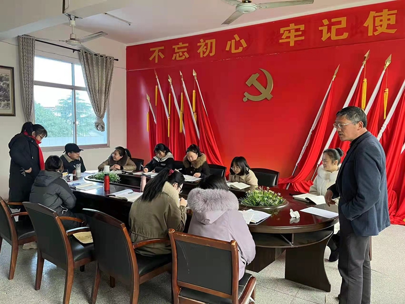 各教研组分组研讨.jpg