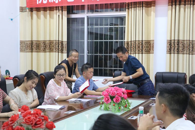 蔡志坚颁发聘书.JPG